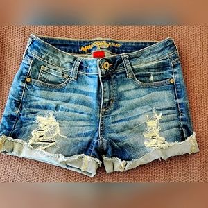 Arizona Jeans > Size 3> distressed Jean shorts.